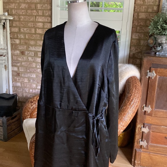 ASOS CURVE BLACK SATIN WRAP DRESS PLUS 16 - Picture 2 of 5